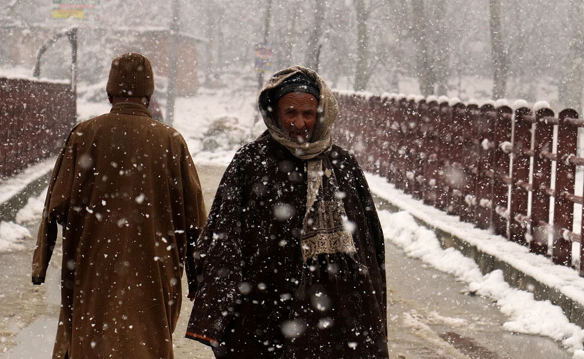 Inclement weather affects normal life in Rajouri, Poonch