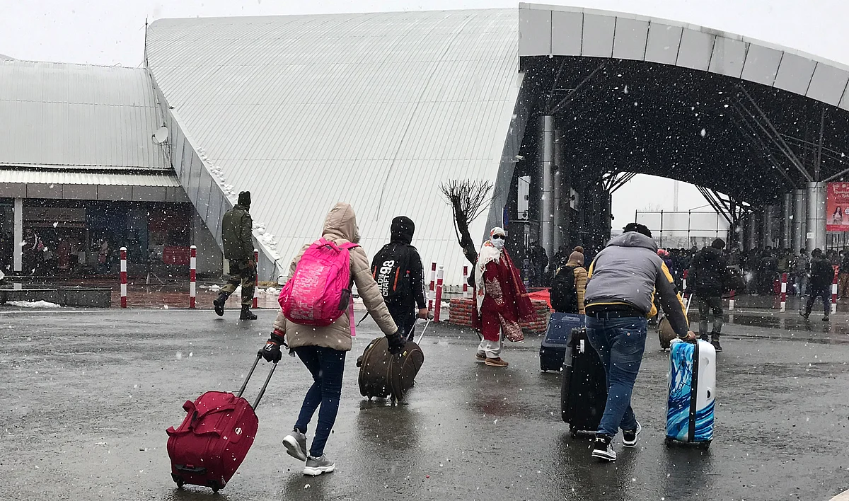 Entry time for passengers restricted at Srinagar airport amid Covid surge