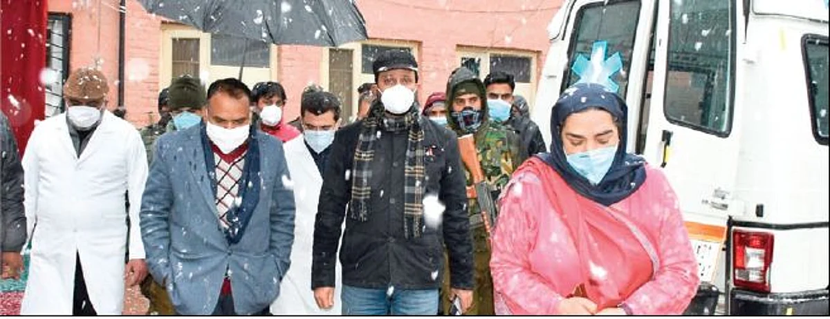 Div Com Kashmir visits tertiary healthcare hospitals in Srinagar