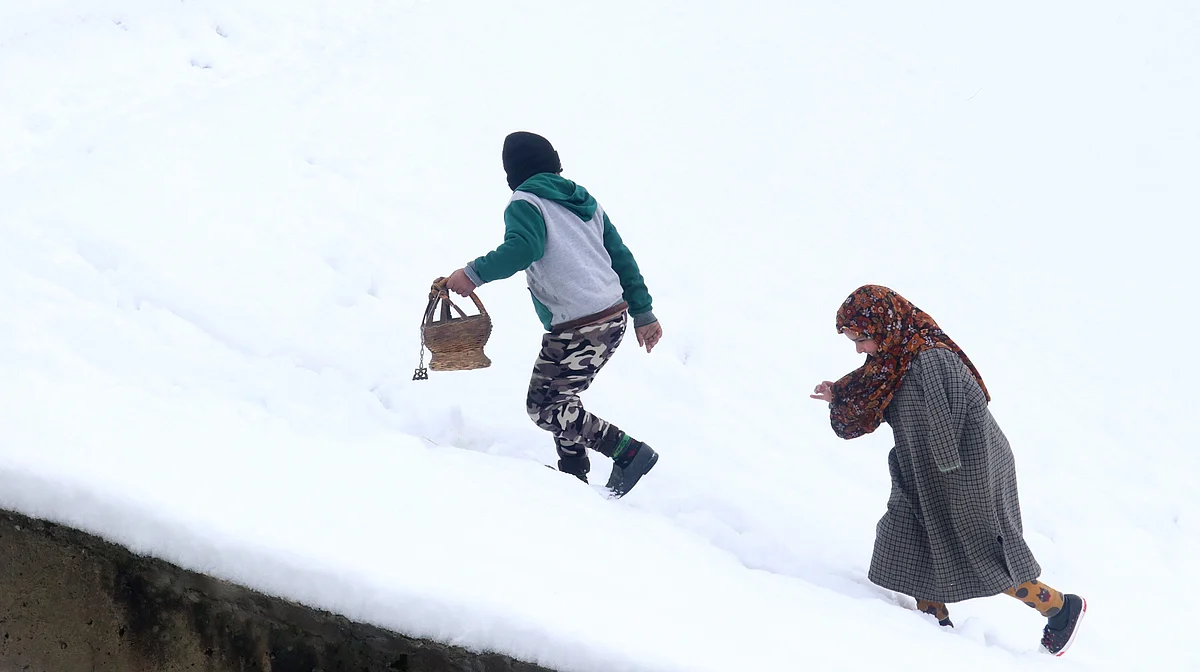 SNOWFALL SITUATION | Kupwara residents demand passenger compartments