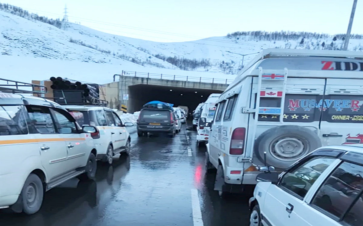 Srinagar-Jammu National Highway partially restored for 1-way traffic