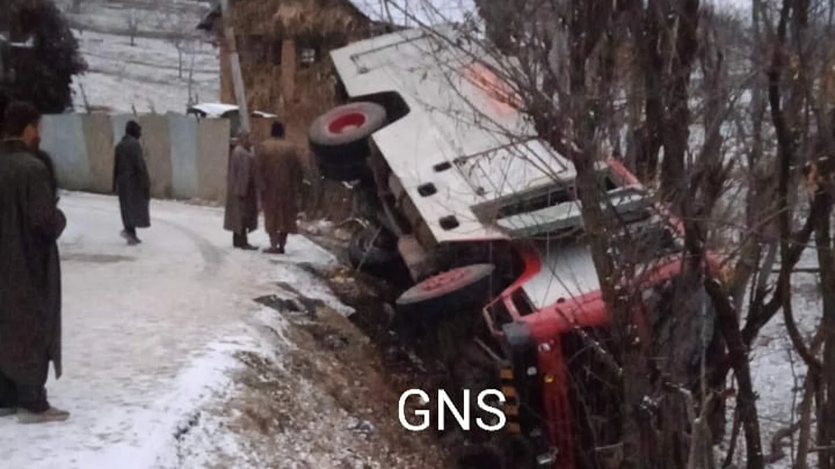 Fire engine on emergency call crashes in Pulwama, crew members injured