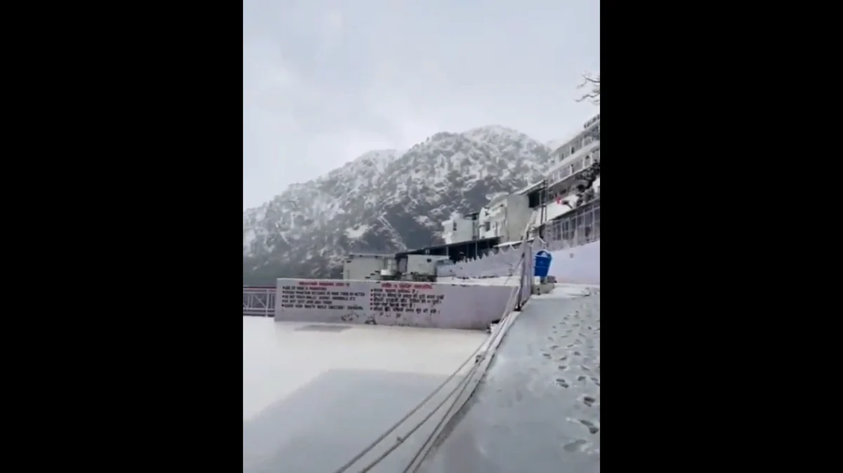 Vaishno Devi shrine receives season’s first snowfall