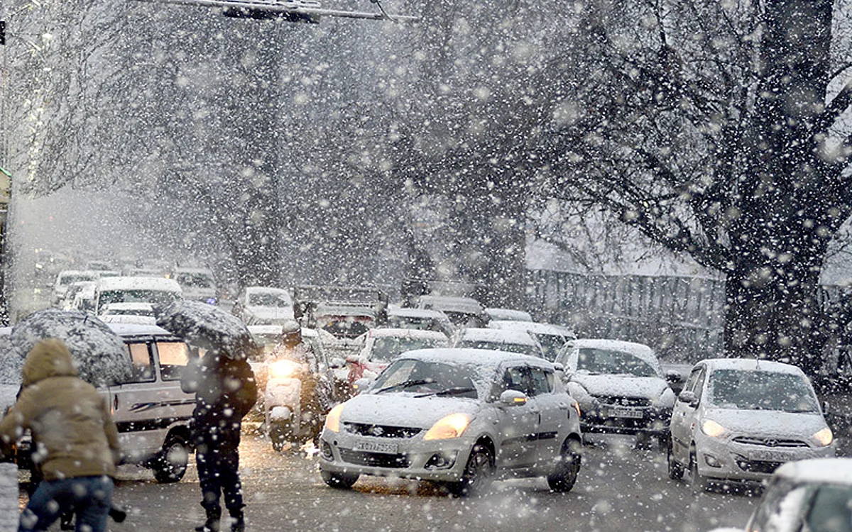 Snowfall affects normal life in Kashmir|MeT forecasts more snow today; 6 cancellations, 31 flight arrivals at Srinagar International Airport