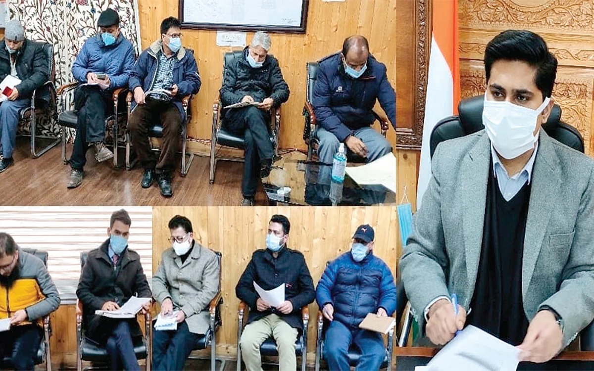 DC Bandipora reviews COVID-19 scenario of district