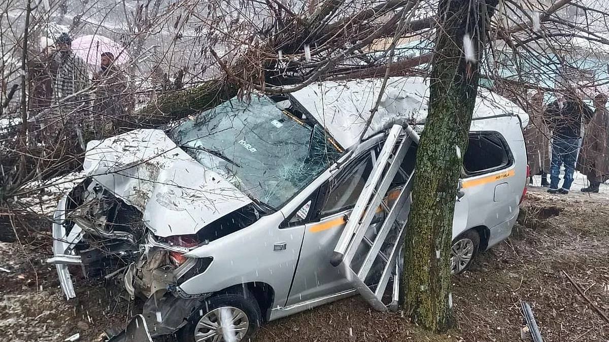 Four injured as cab skids off road in central Kashmir's Ganderbal