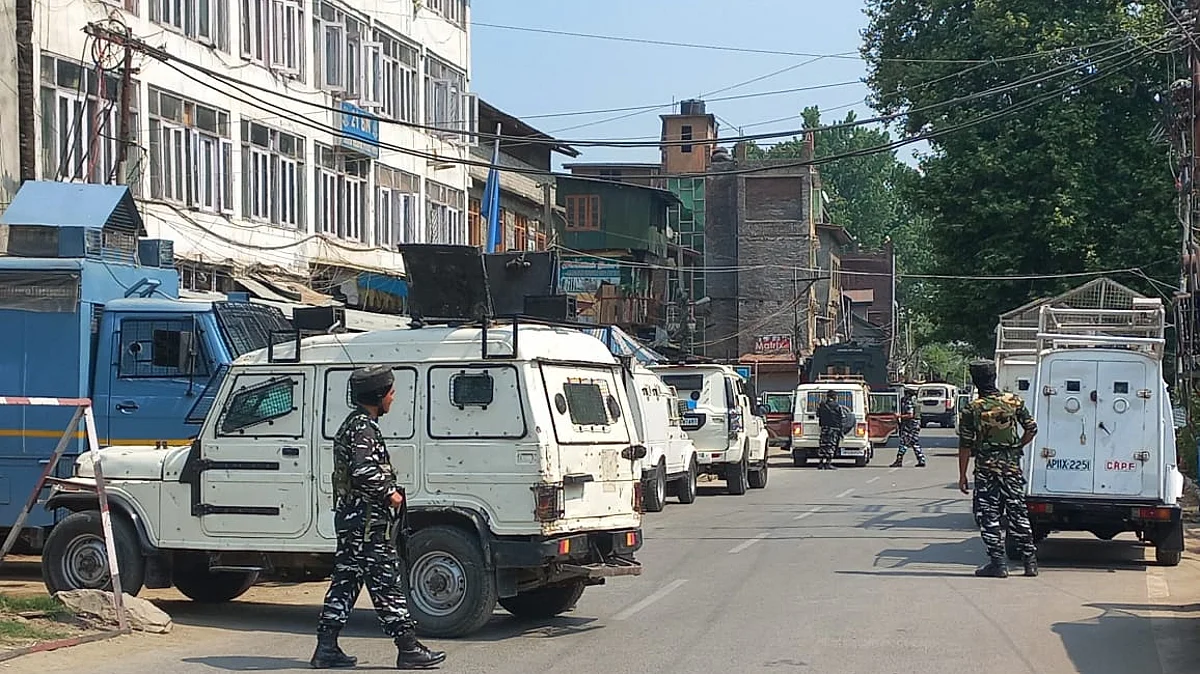 Two terrorists killed, cop injured in Bemina encounter: police