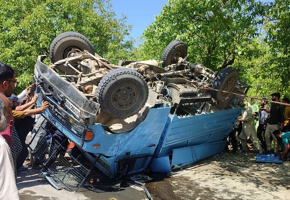 Six troopers injured as CRPF vehicle overturns after collision with truck in Shopian