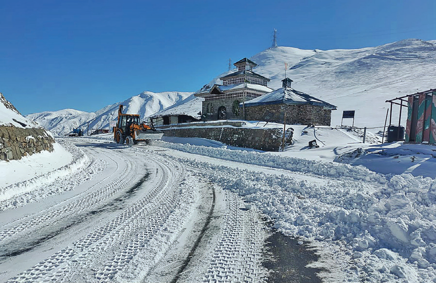 Snow clearance work completed | Authorities yet to take call on restoration of Mughal Road