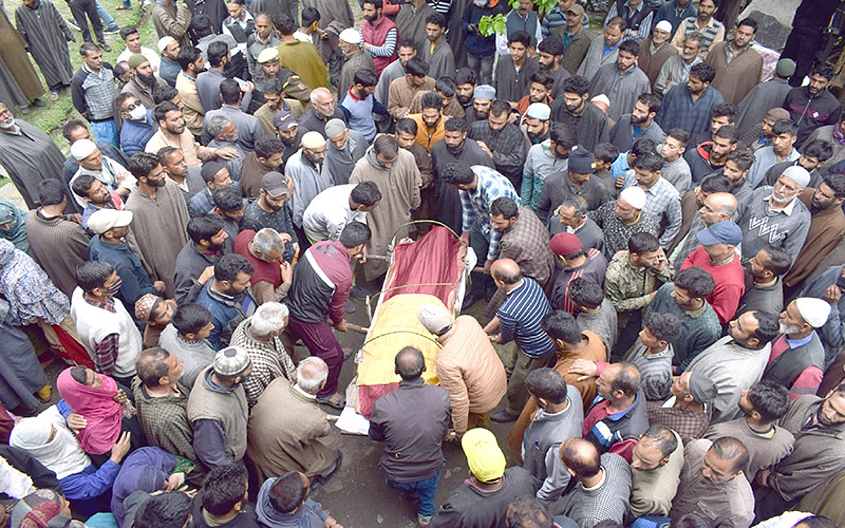 Hundreds attend last rites of slain civilian in Kulgam