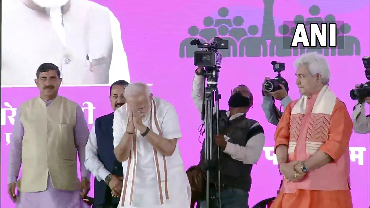 Prime Minister Narendra Modi(C) along with J&K LG Manoj Sinha (R) and other BJP leaders at a rally in Pali area of Samba district on Sunday April 24, 2022.