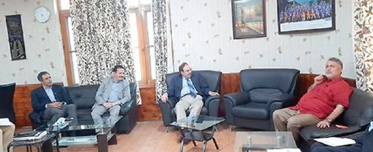Samoon discusses promotion of Technical Education with VC IUST