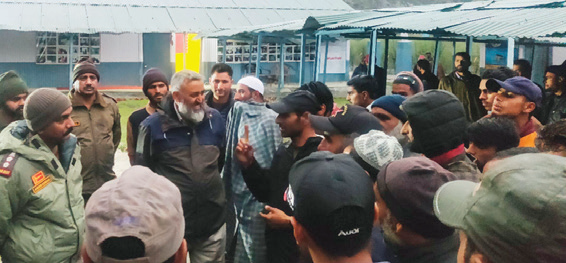 Army organises Iftaar party in Machhil