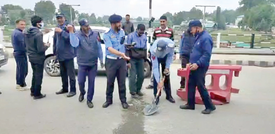 Traffic cops undertake repairs of Abdullah Bridge
