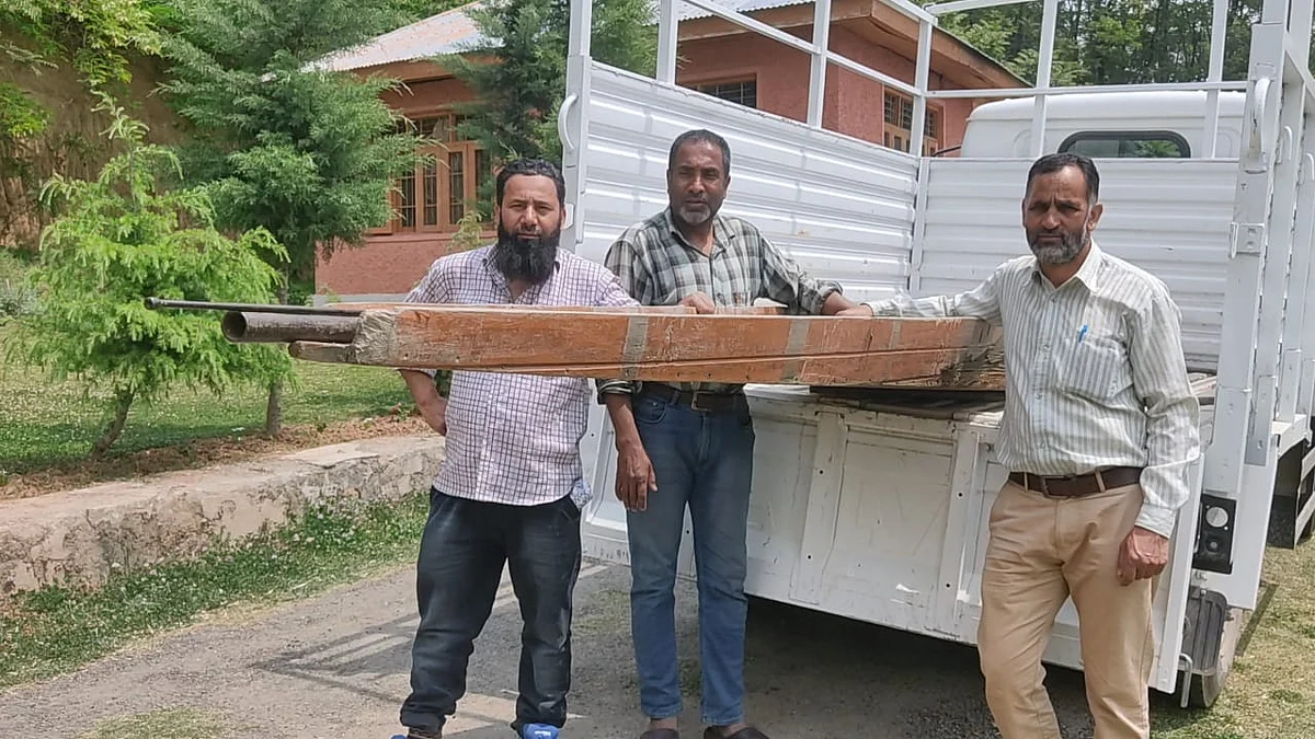 Forest protection personnel Tuesday recovered a boat along with a punt gun from Wular Lake near Lankreshipora village of north Kashmir's Bandipora district.
