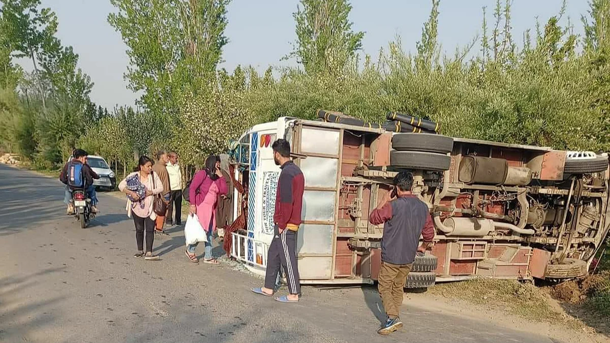 At least six tourists were injured after the vehicle they were traveling in overturned in Srigufwara area of south Kashmir's Anantnag district on Wednesday.