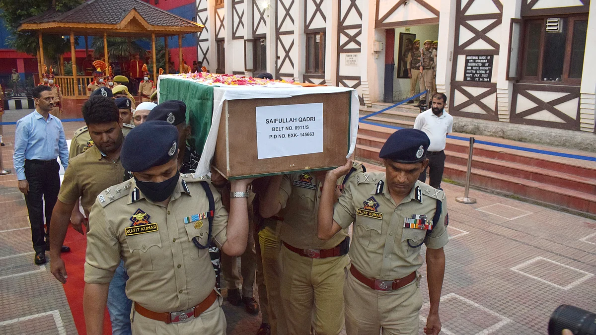 IGP Kashmir Vijay Kumar (R) and DIG Central Kashmir Range Sujit Kumar Singh during the wreath laying ceremony of constable Saifullah Qadri, who was shot dead in Anchar Soura area of Srinagar, at District Police Lines on Tuesday May 24, 2022.