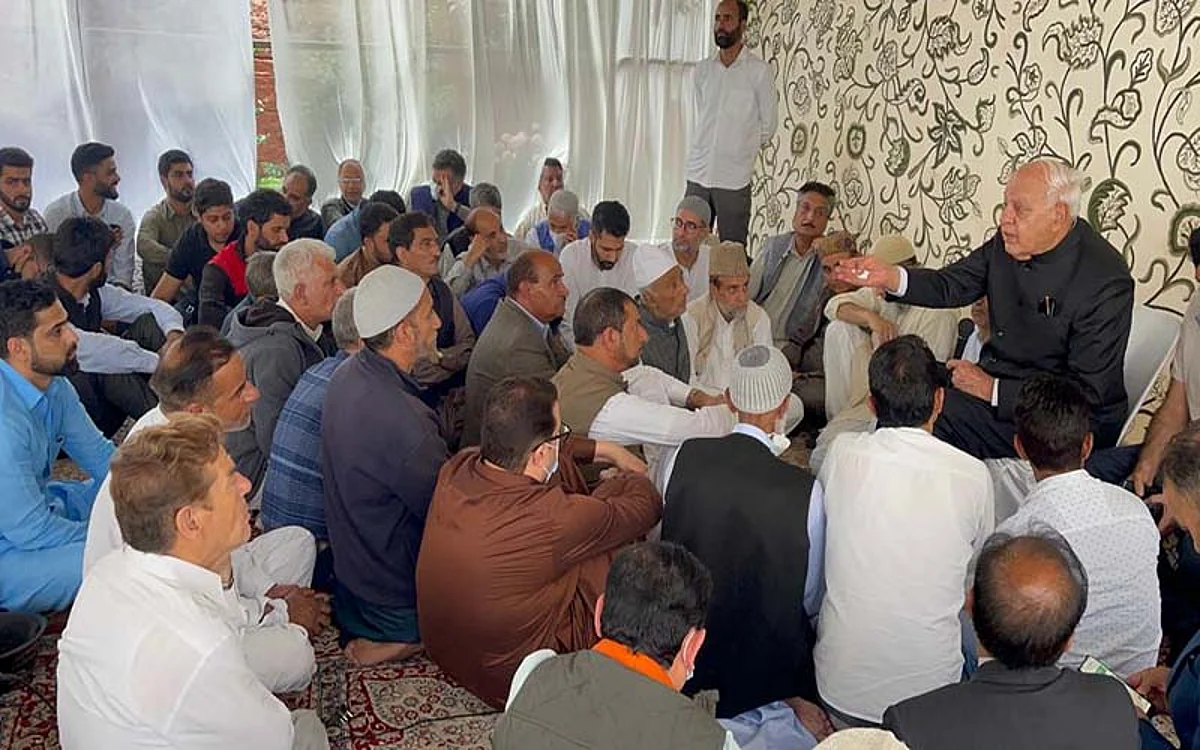 Dr Farooq Abdullah expresses condolences with Nasir Aslam Wani