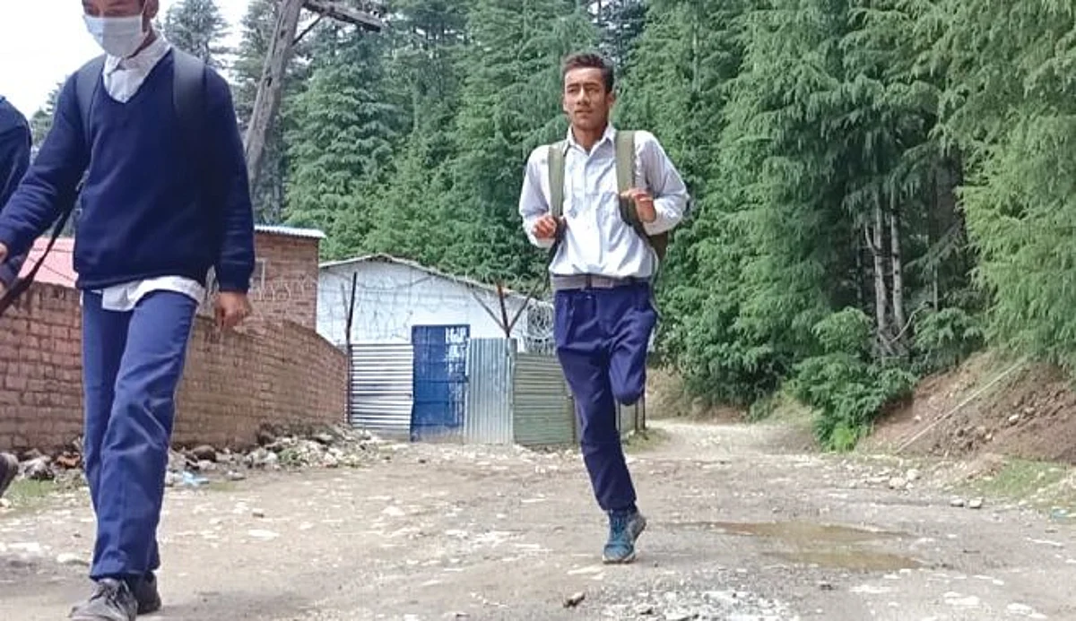 Help pours in for Handwara specially abled teenager