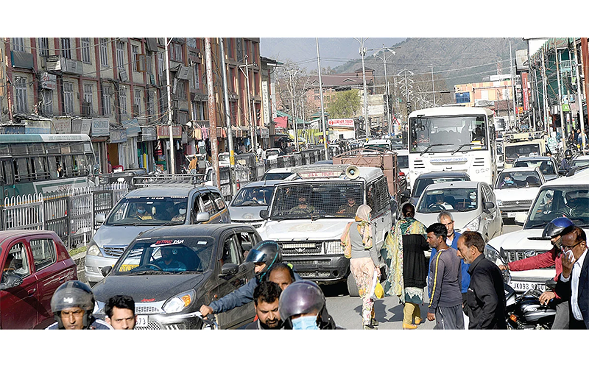 Traffic diversions pester commuters in Srinagar