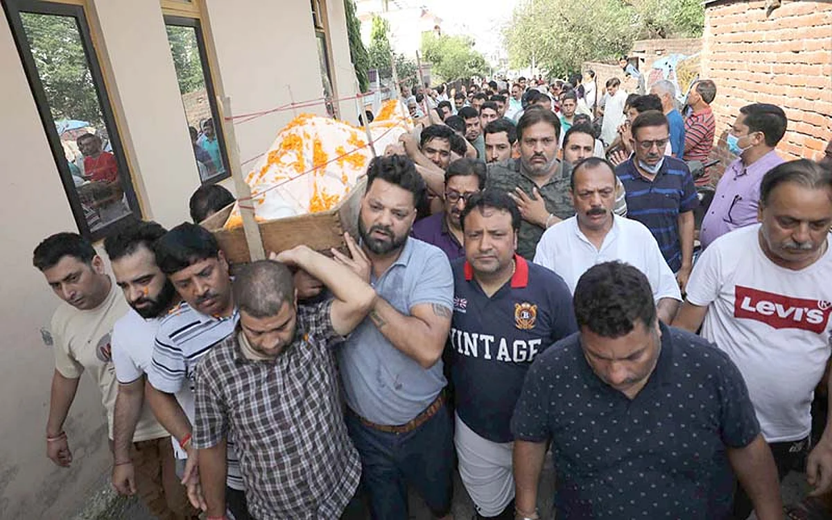 Amid emotional scenes, Rahul cremated in Jammu