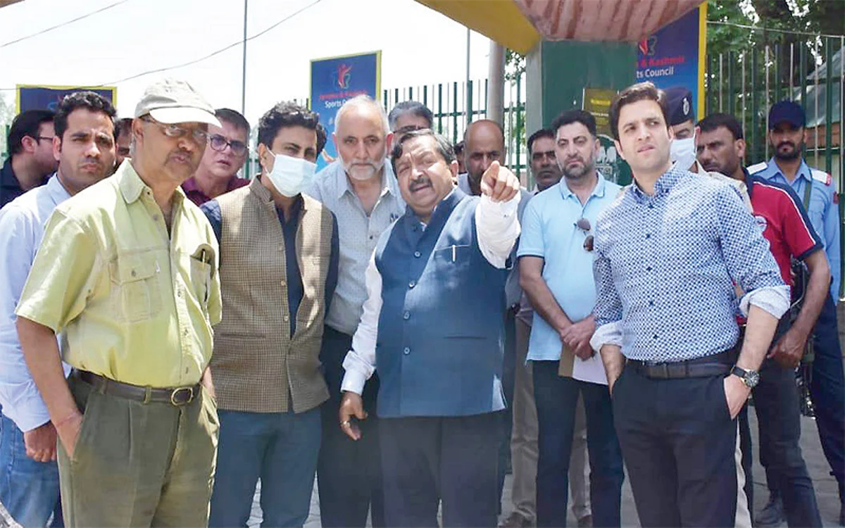 Dheeraj Gupta visits traffic junctions