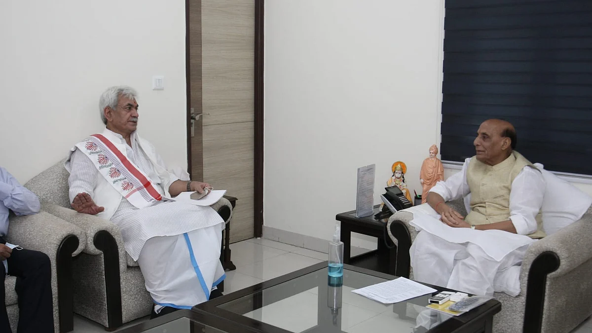J&K LG meets Rajnath, seeks assistance of BRO for Amarnath Yatra
