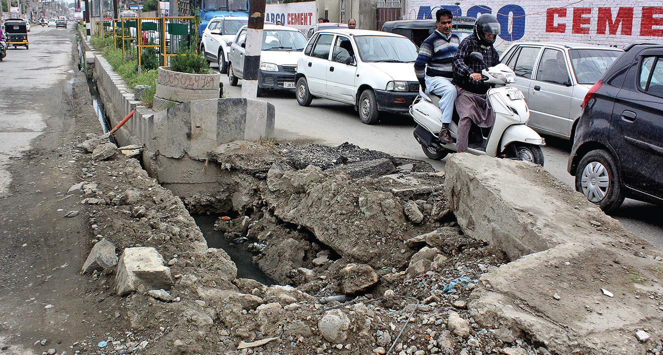 Poor condition of roads in Srinagar takes a toll on commuters