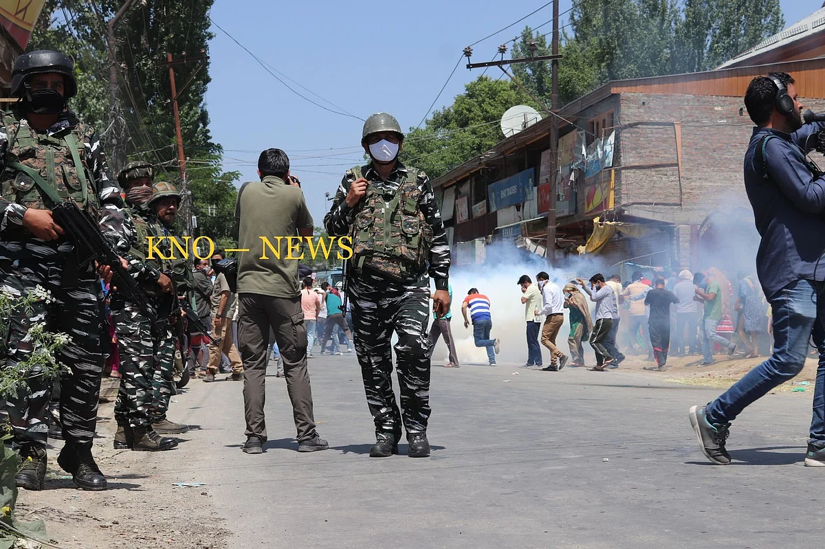 Jammu and Kashmir police used a few tear-gas shells and mild lathi-charge to foil the protest of Kashmiri Pandits in Sheikhpora area of Budgam against the killing of their fellow community member in Chadoora yesterday.