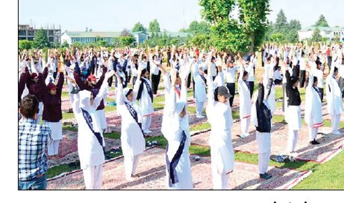 500 students join NSS session on ‘Common Yoga Protocol’ at KU