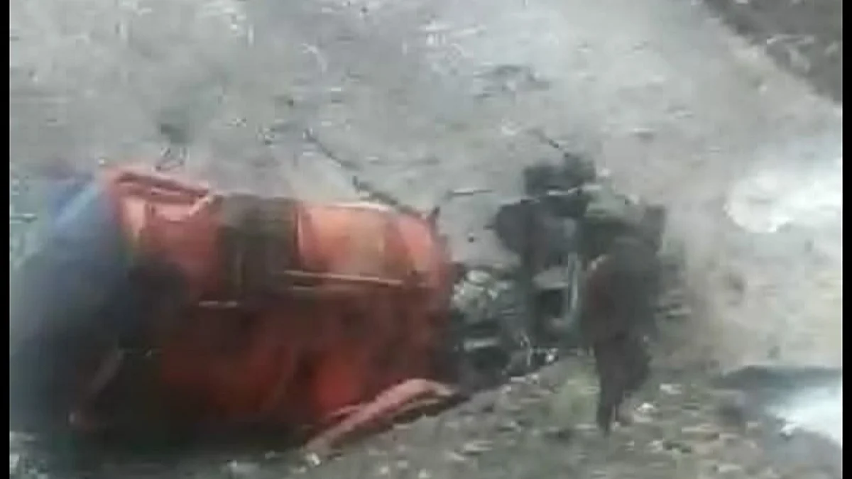 Driver killed after tanker falls into gorge on Srinagar-Leh highway