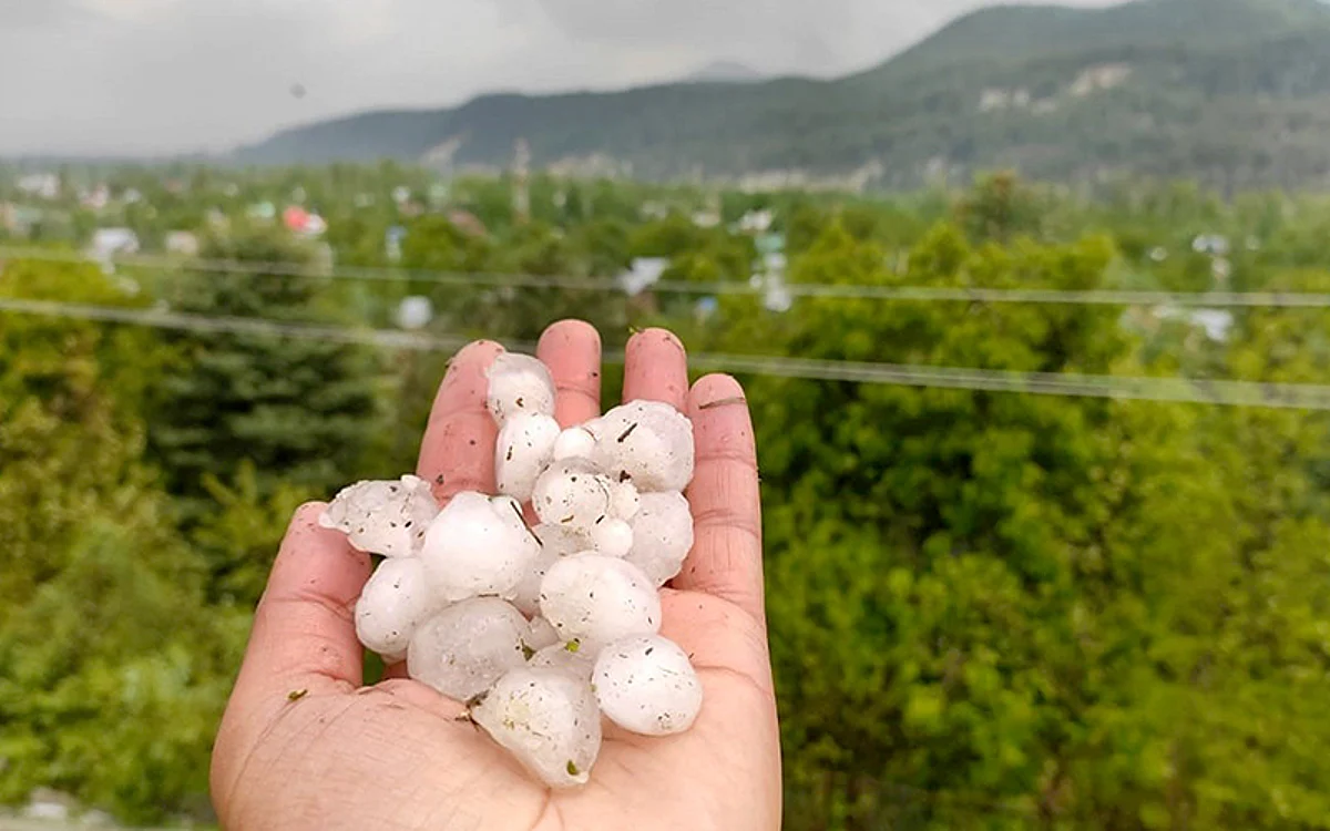 Hailstorm hits parts of Kashmir including ski-resort Gulmarg