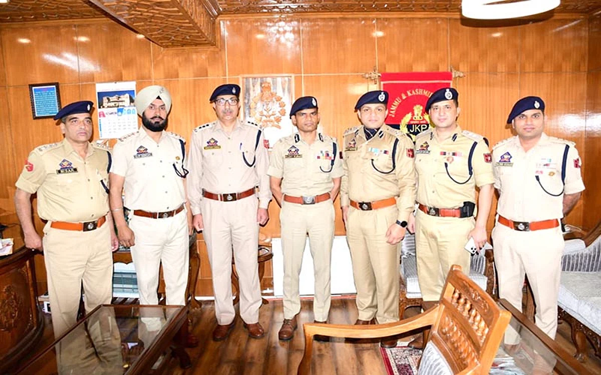IGP Kashmir pins ranks on promoted officers