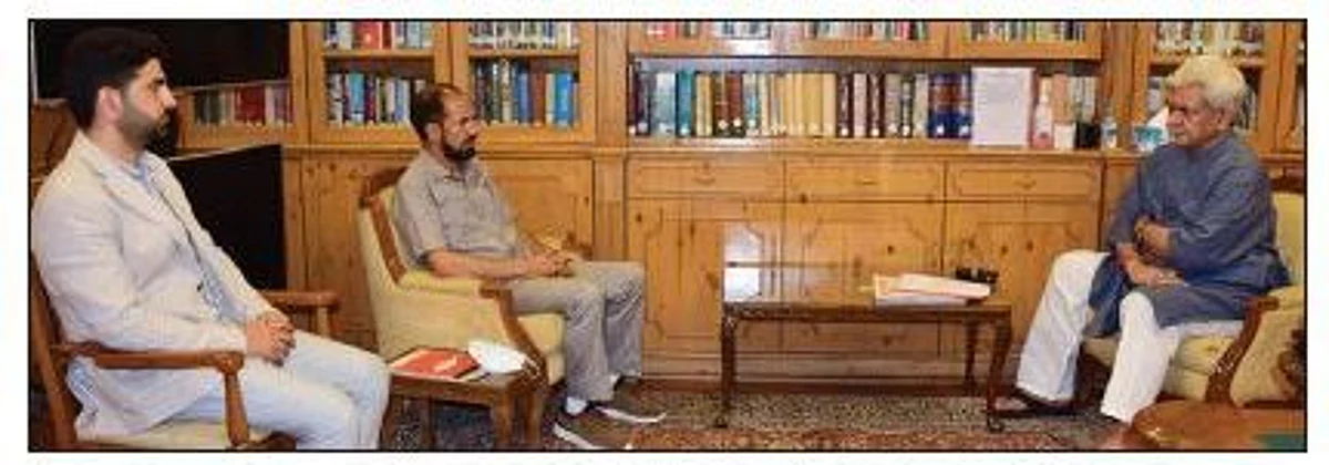 Former MP, Vice-Chairperson DDC Kupwara, Corporator SMC call on LG