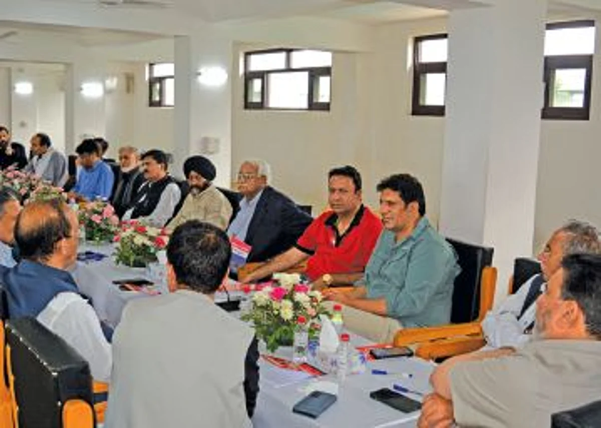 Apni Party discusses prevailing political situation