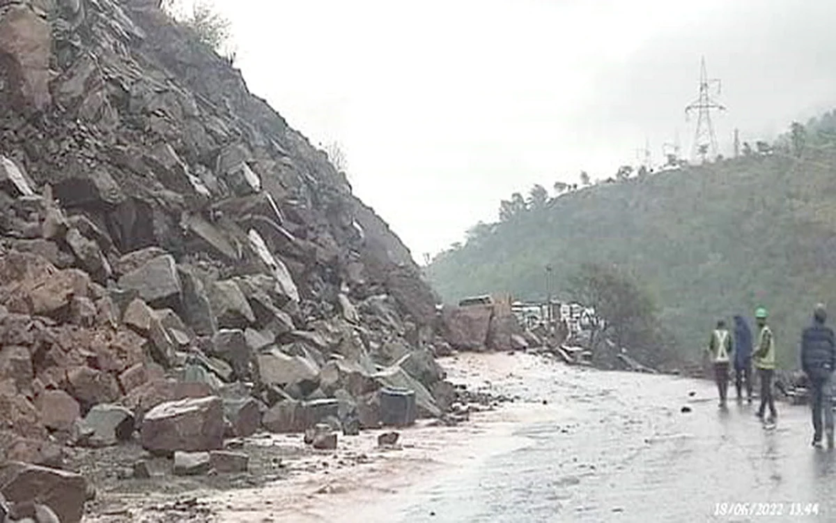 Landslides, shooting stones disrupt traffic on Srinagar Jammu National Highway