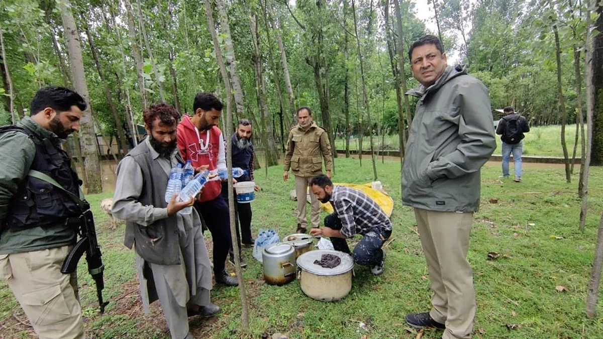 Incessant rains: Over 25 families rescued by police in Budgam, Kulgam