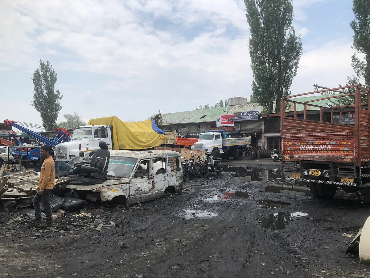 Ban on entry of taxis into Batamaloo puts automobile workshop owners out of work