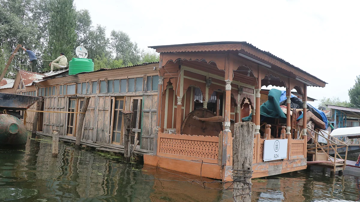 Miraculous escape for seven tourists, two families as houseboat sinks in Dal lake