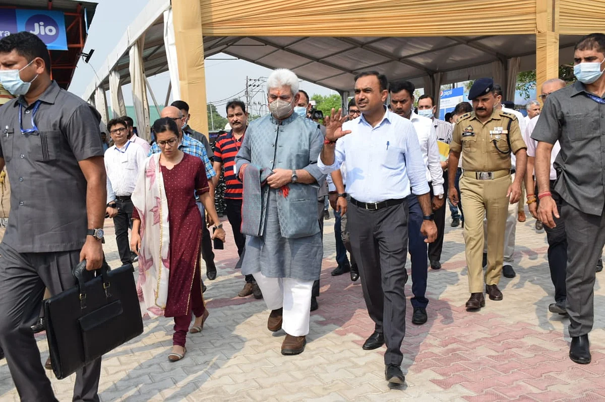 LG Sinha reviewing arrangements for Amarnath pilgrims at Bhagwati Nagar Yatri Niwas Jammu, on Monday, 27 June 2022.