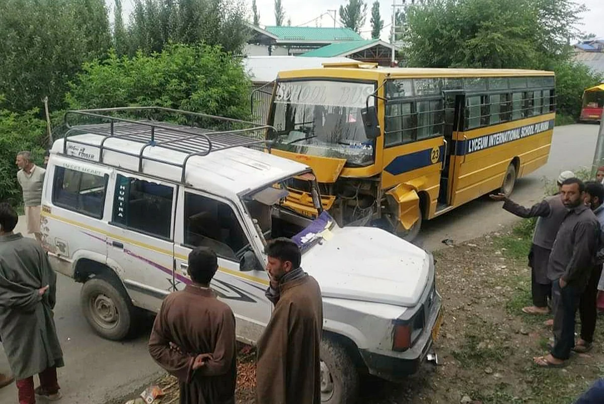 Student among five injured in cab-school bus collision in Pulwama