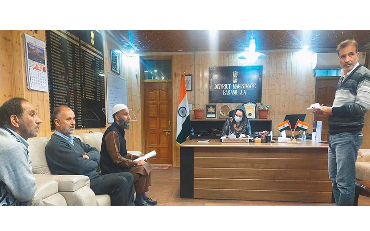 Dangiwacha Civil Society delegation meets DDC Baramulla