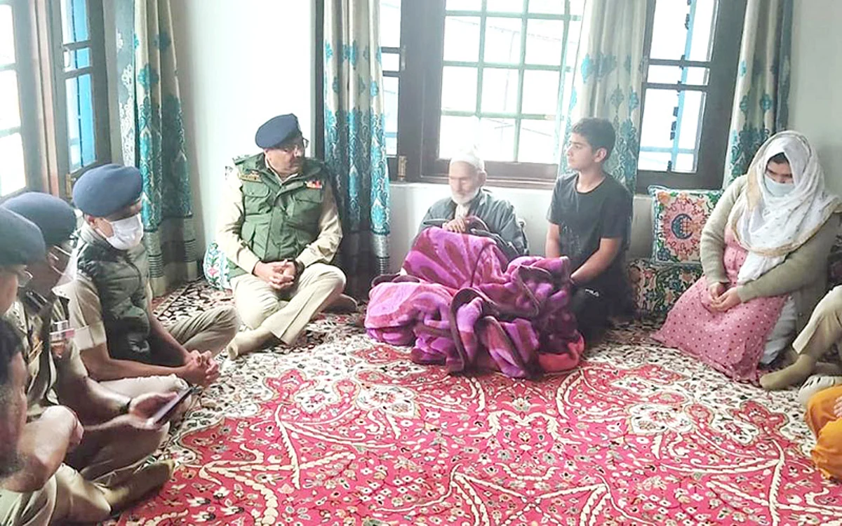 DGP visits home of slain SI Farooq Ahmad