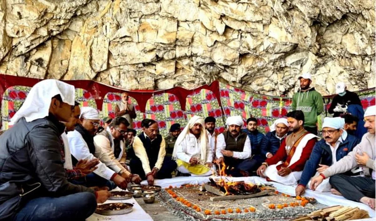 SASB organises Pratham Pooja at Holy Cave