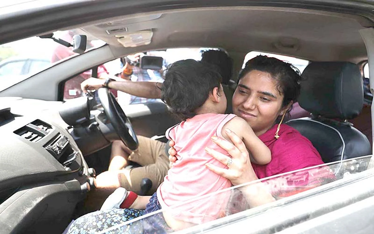 Many migrant KP employees with families return to Jammu