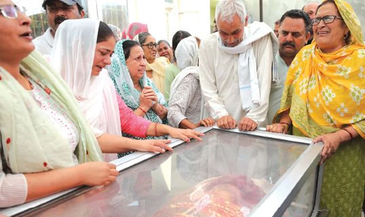 As the people were angry over the killing of the Samba’s teacher in Kulgam, the government teachers started shouting that they would not go to serve in Kashmir’s difficult areas due to threat to their lives.