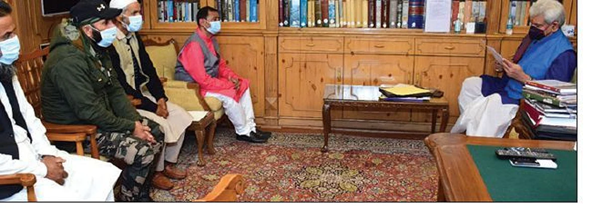 Performing artists, filmmakers of Kashmir call on LG Sinha