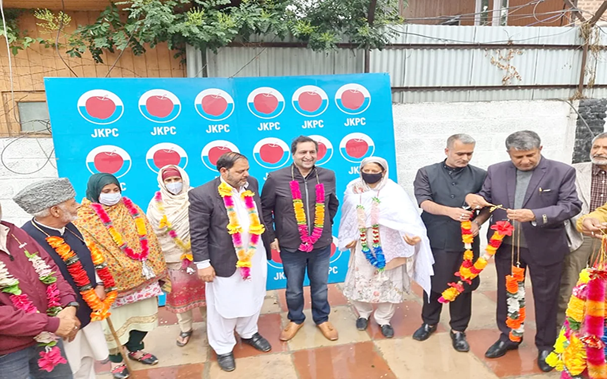 Kneez Fatima, political activists join Peoples Conference