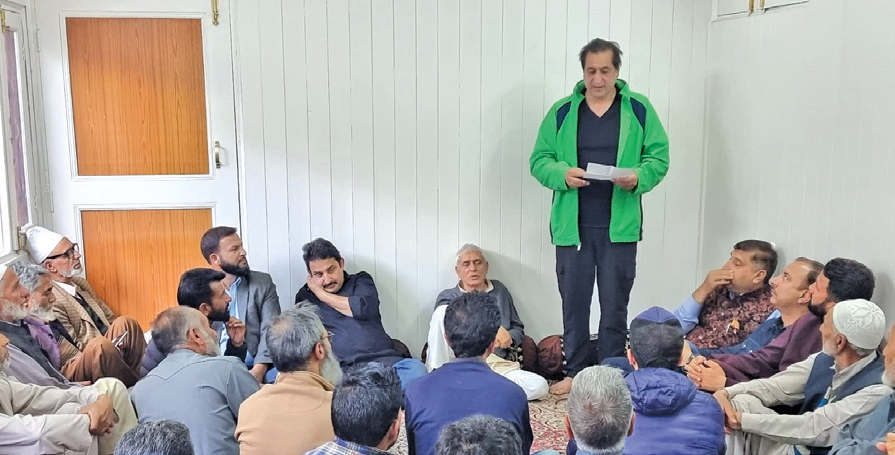 Delegation of prominent personalities calls on Sajad Lone