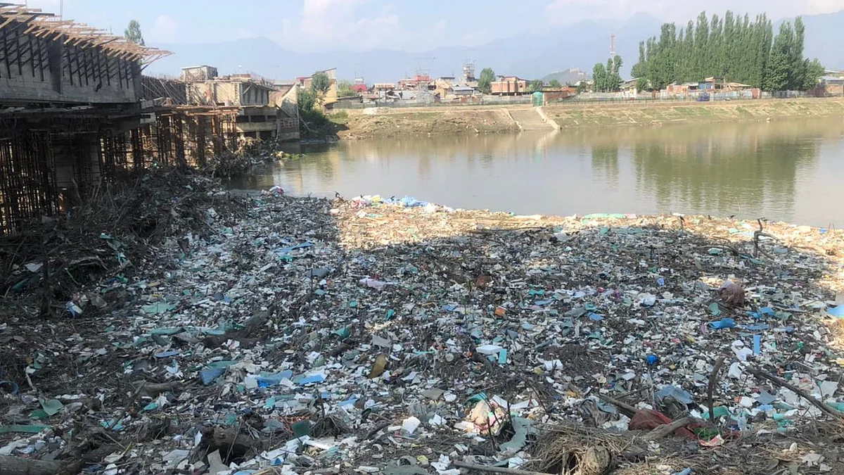 The recent flooding in Jhelum has sent carpets of waste – ranging from plastic to animal carcasses – down river in Qamarwari area of Srinagar during the past week, forcing the residents to lock themselves indoors in view of pervasive stench.